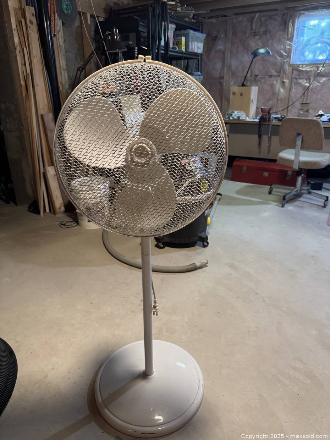 white oscillating pedestal fan | Maxsold