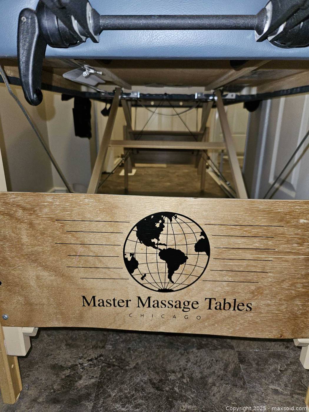 Master Massage Chicago portable massage table with case and wheeled ...