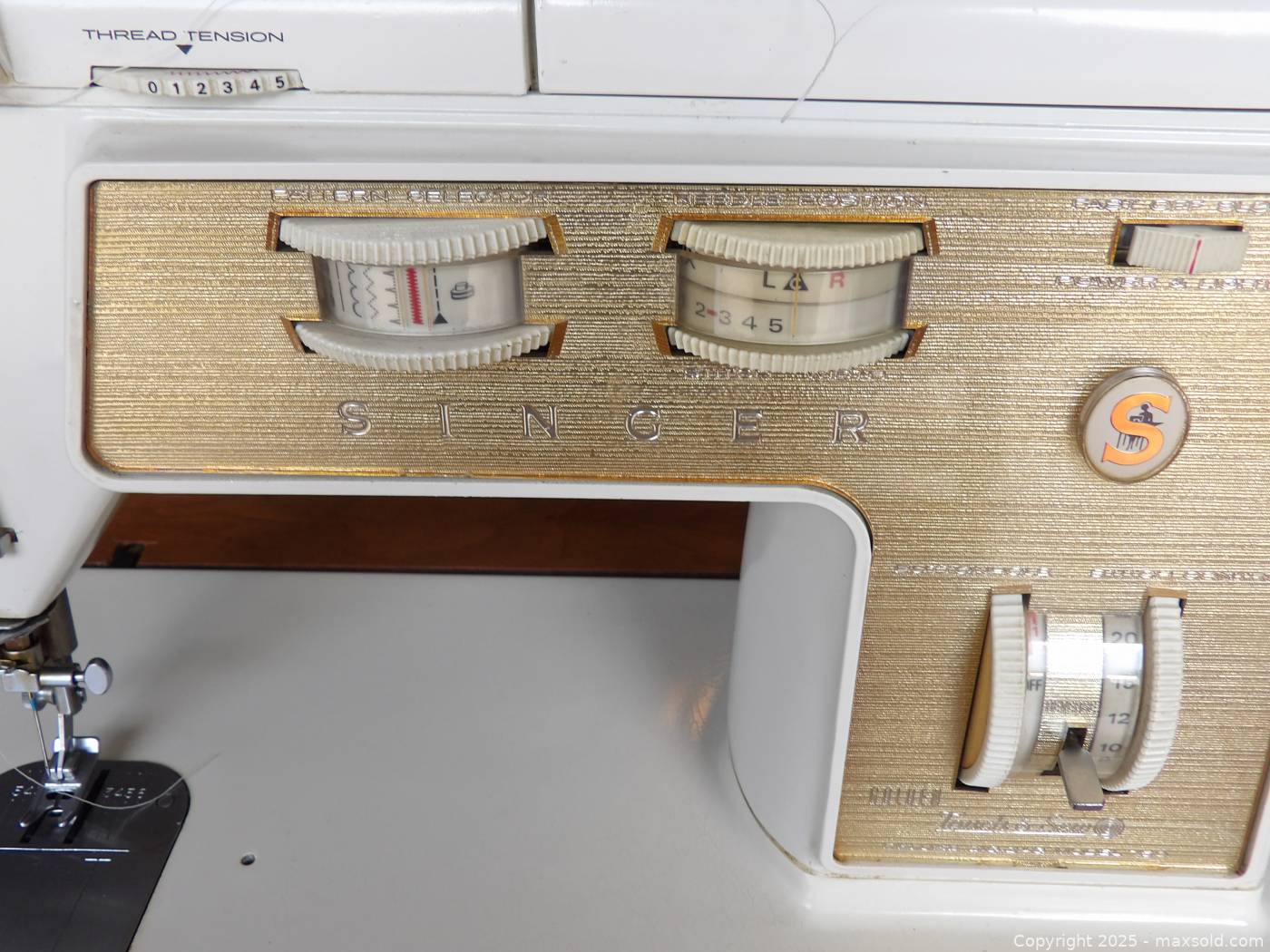 Singer 187 Singer sewing machine, folding table, pedal | Maxsold
