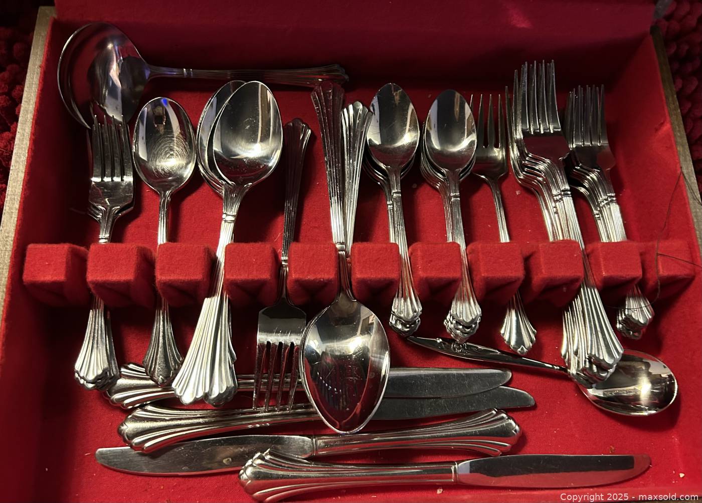 Stainless steel shell pattern flatware set | Maxsold