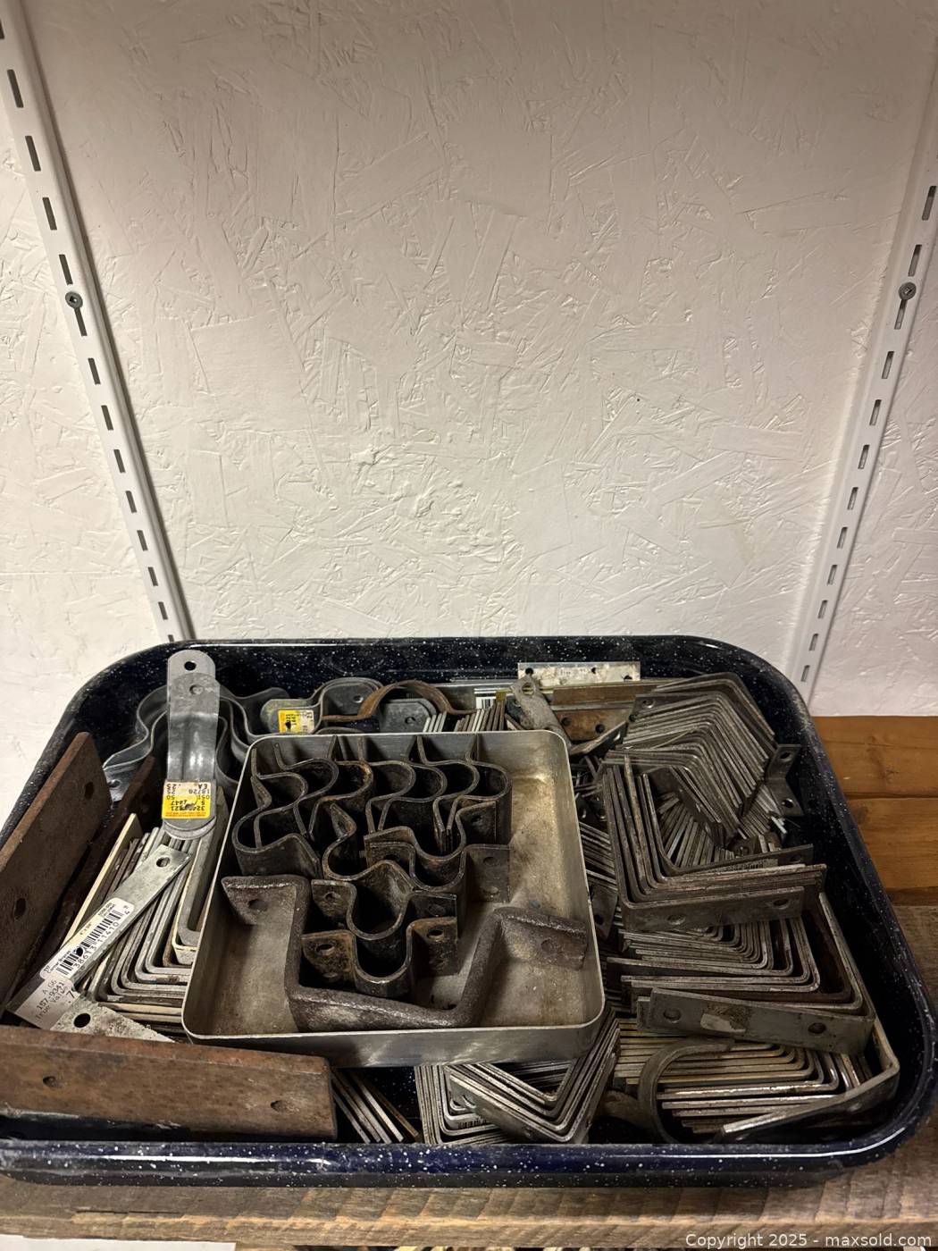 Tray of assorted metal brackets 2-7 in | Maxsold