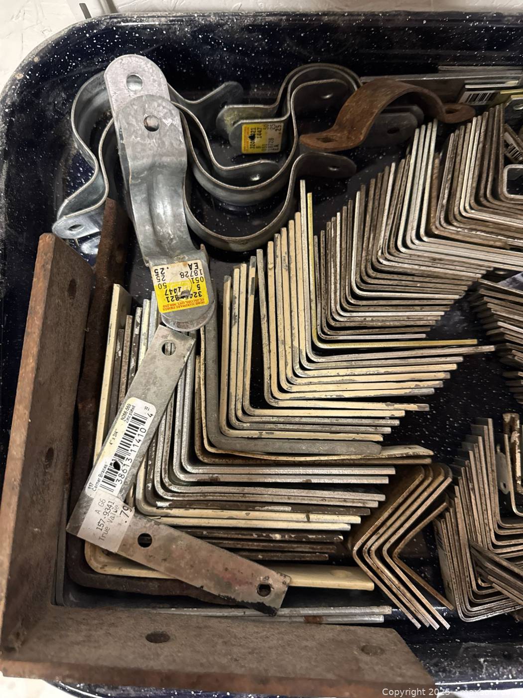 Tray of assorted metal brackets 2-7 in | Maxsold