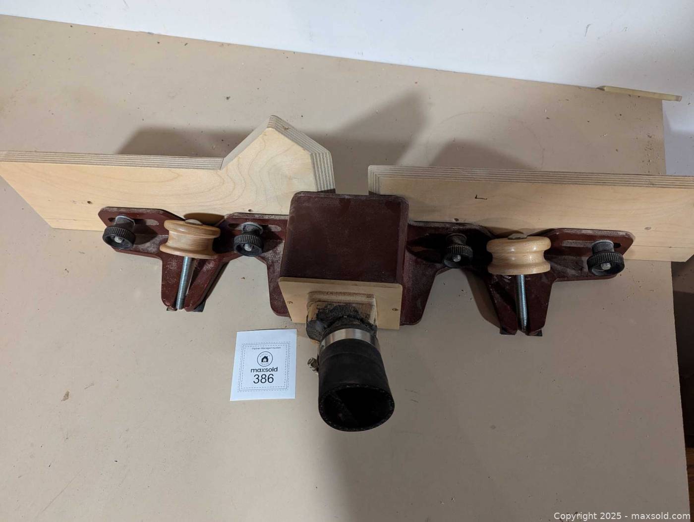 Dust collector guide for table-mounted router | Maxsold