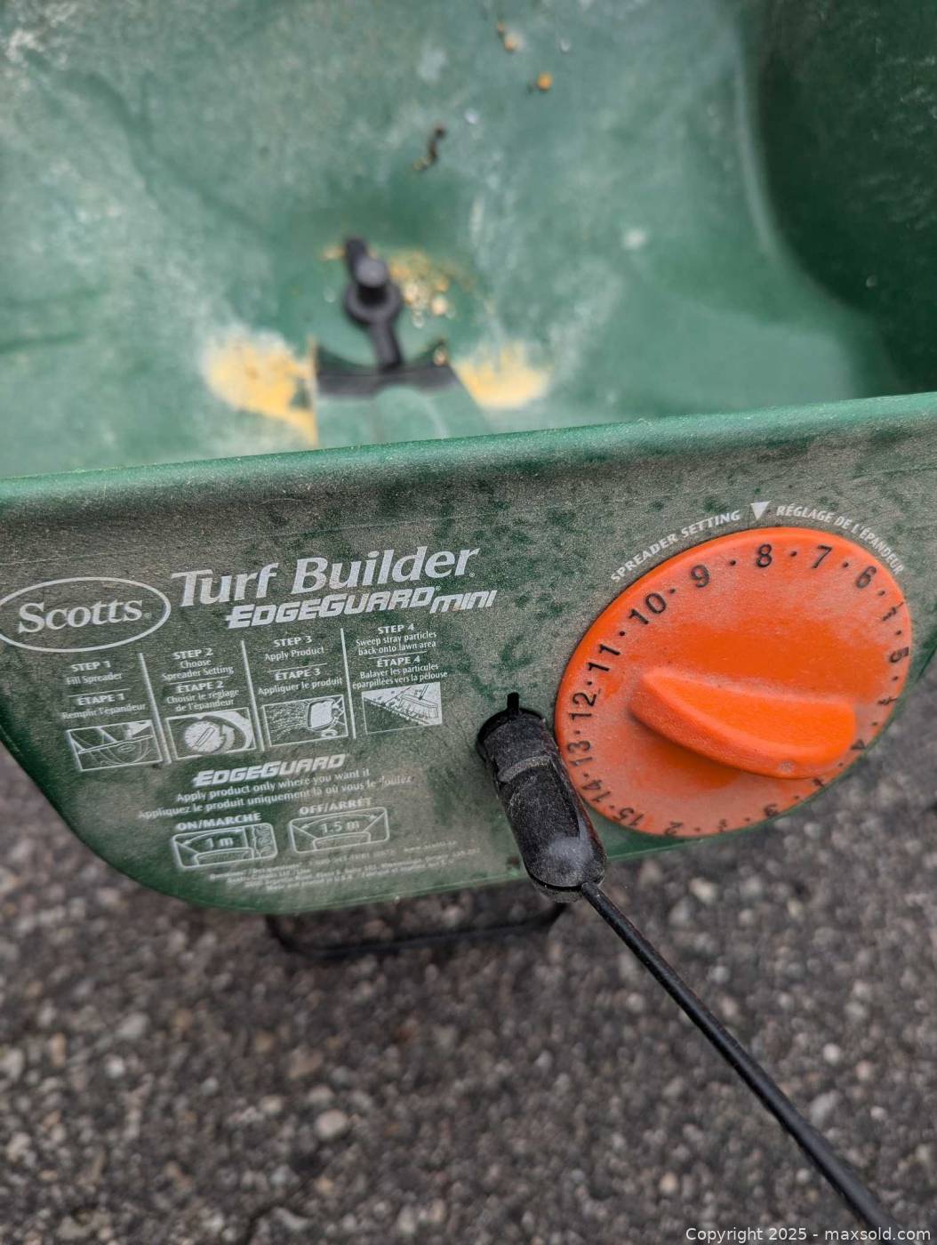 Scotts Turf Builder EdgeGuard Mini seed spreader | Maxsold