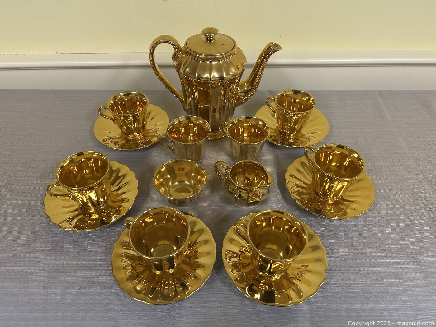 Gold-tone 15-piece porcelain tea set | Maxsold