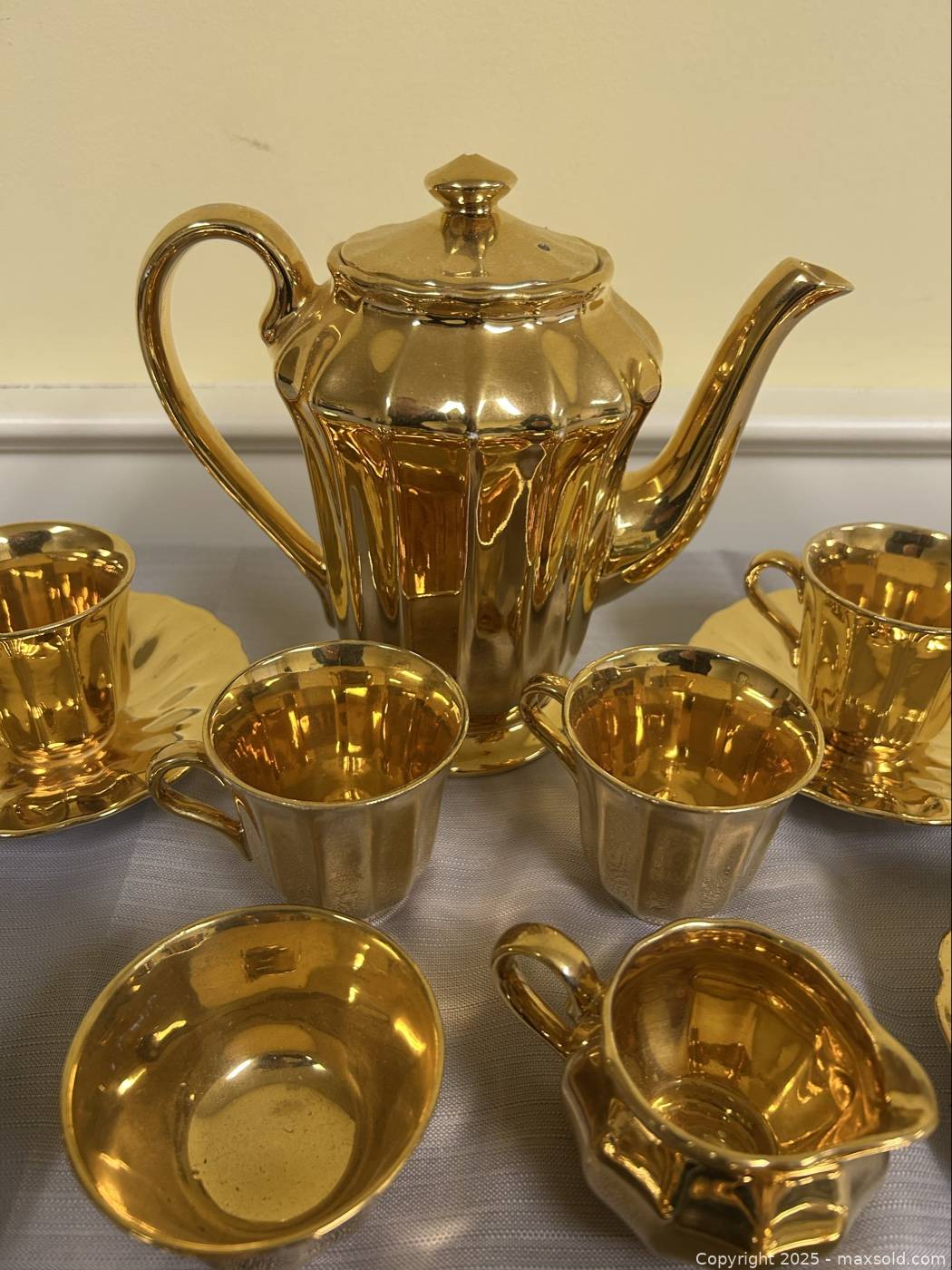 Gold-tone 15-piece porcelain tea set | Maxsold