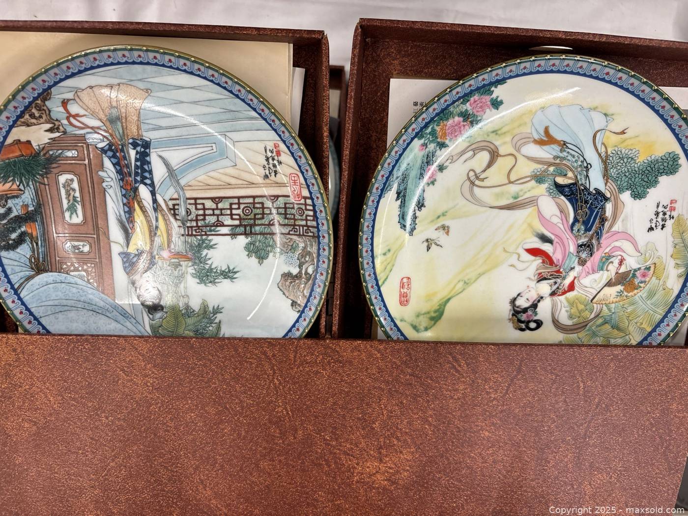 16 decorative collector plates with organizer | Maxsold