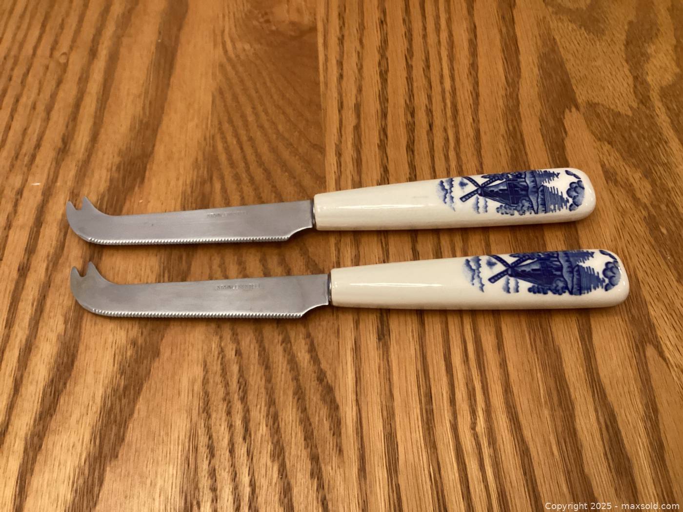 Pair of Dutch theme cheese knives | Maxsold
