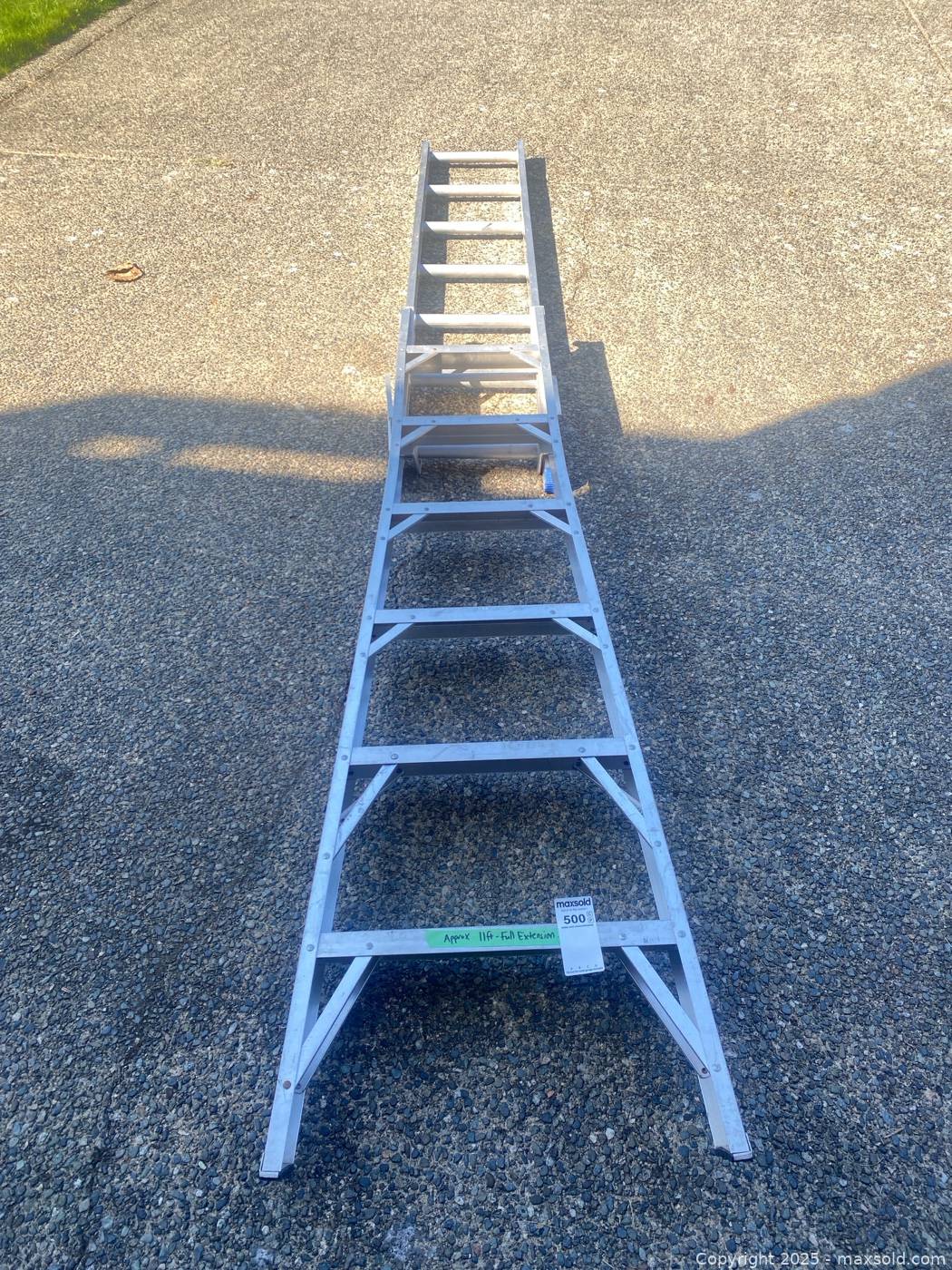 Re Ladder Aluminum extension ladder 11 ft | Maxsold
