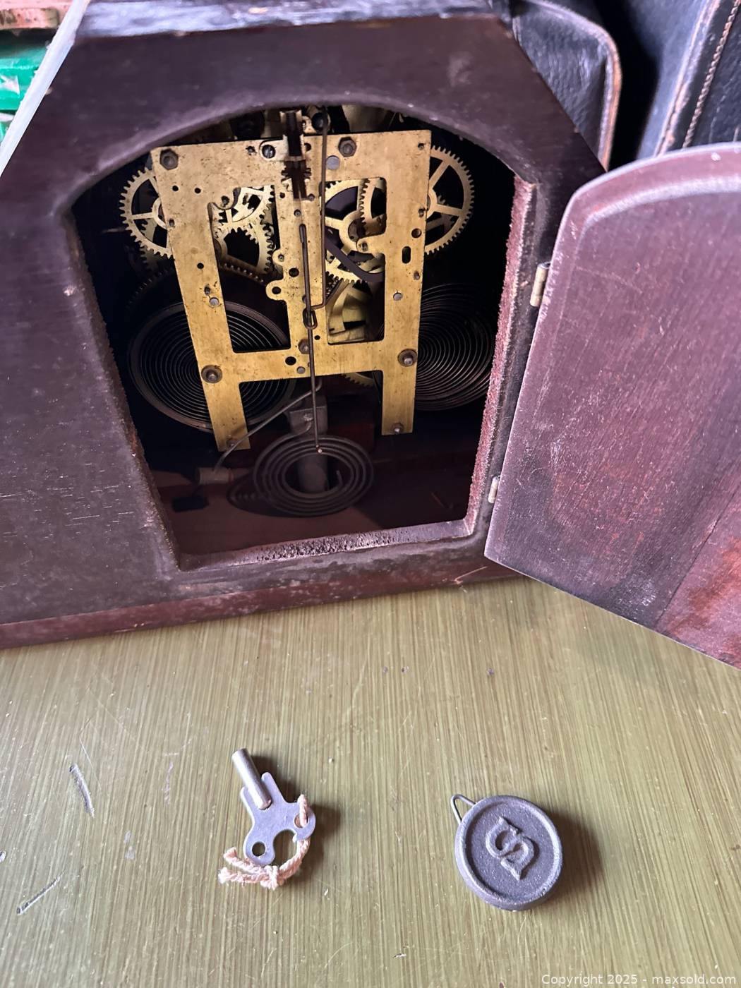 Sessions mantel clock with key and pendulum | Maxsold