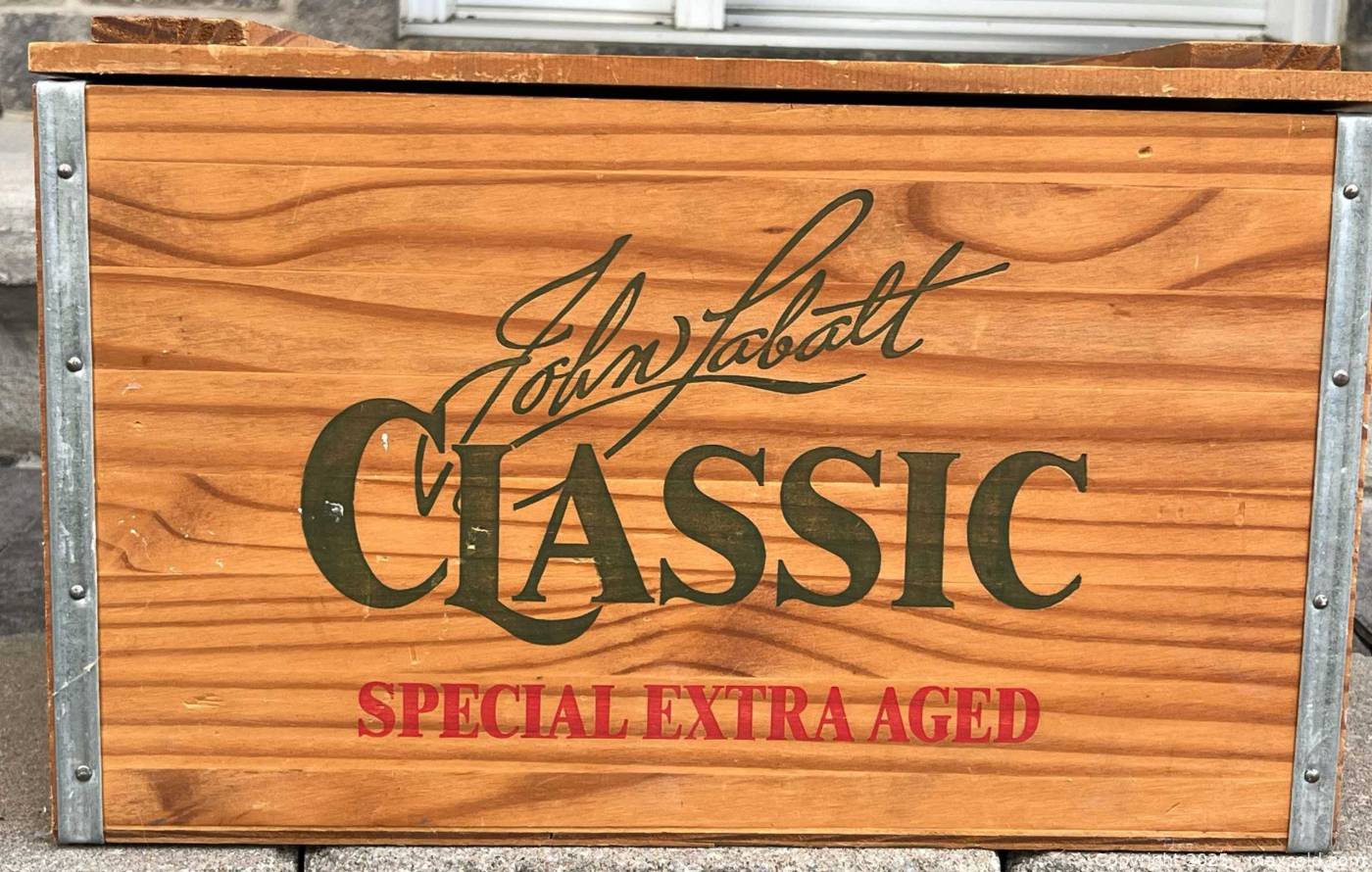 John Labatt Classic wooden beer crate with lid | Maxsold