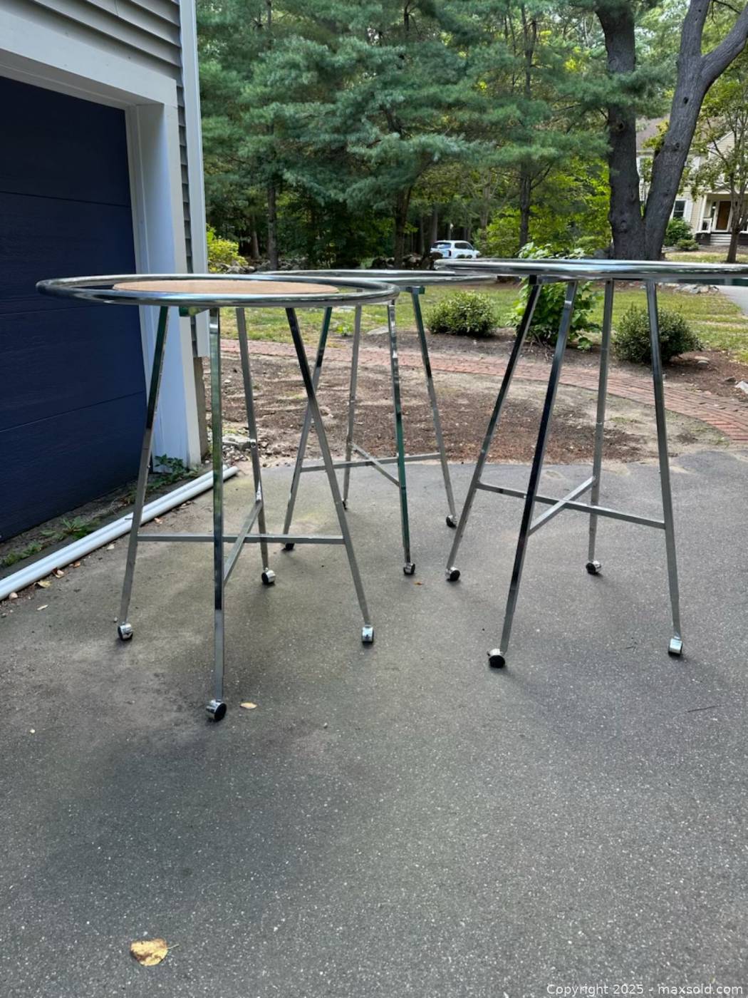 3 Round clothing racks | Maxsold