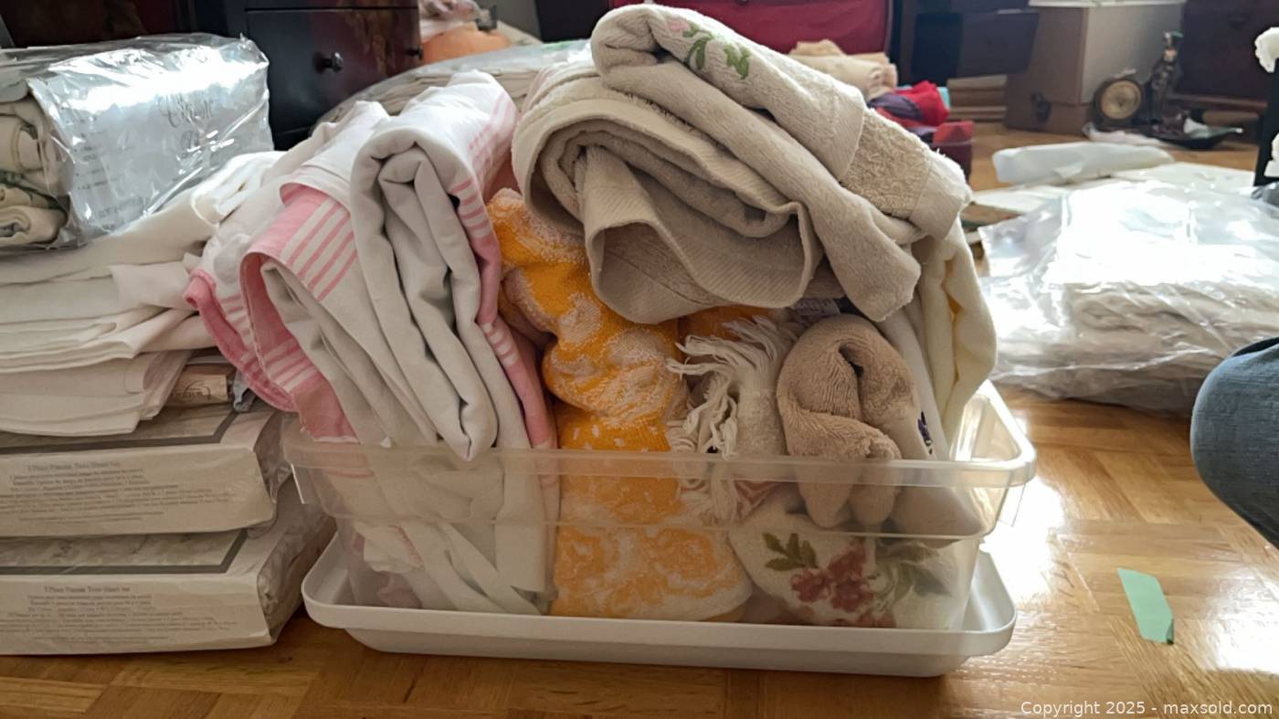 Household linens and bedding mixed lot | Maxsold