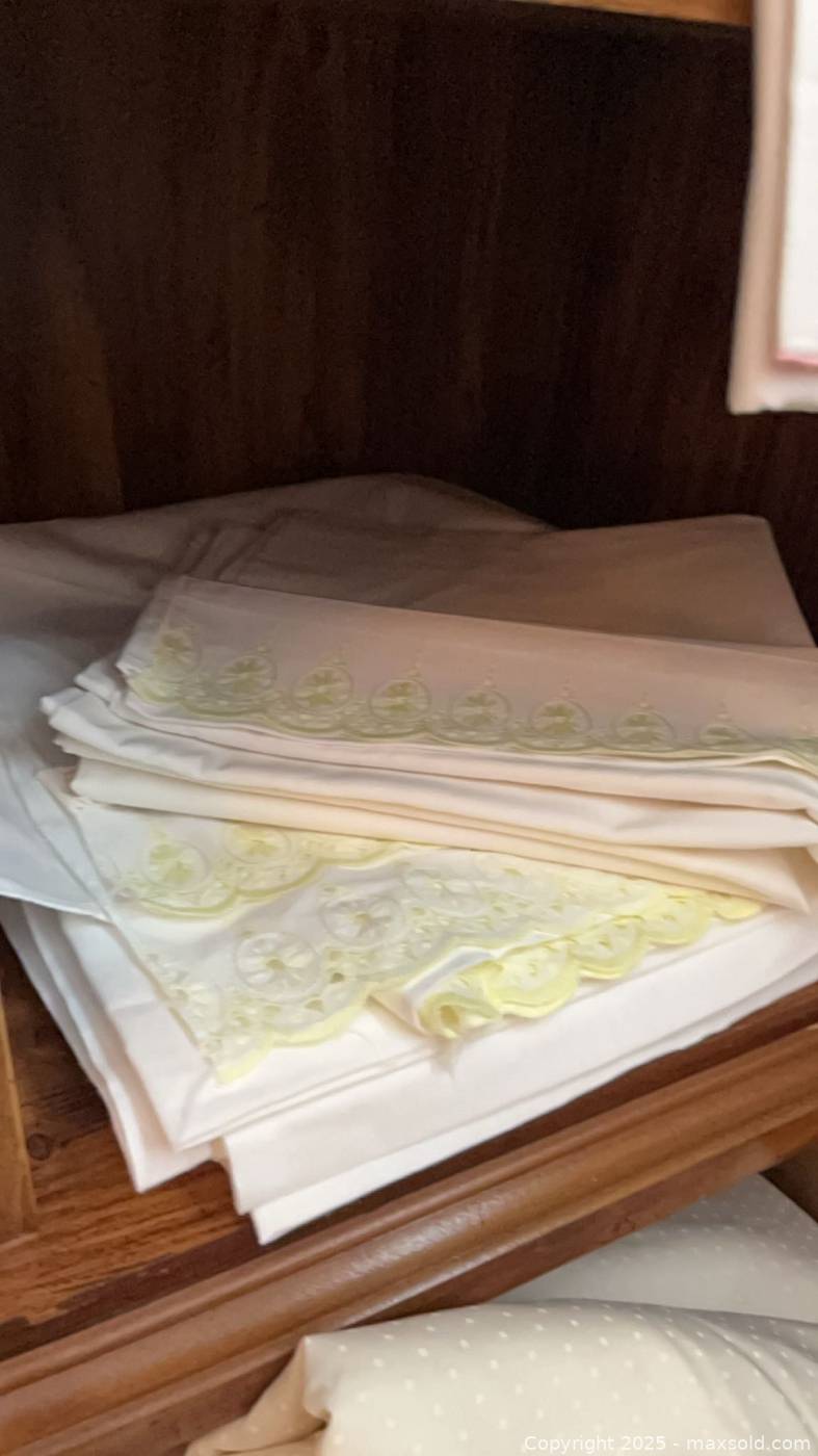 Mixed household linens | Maxsold