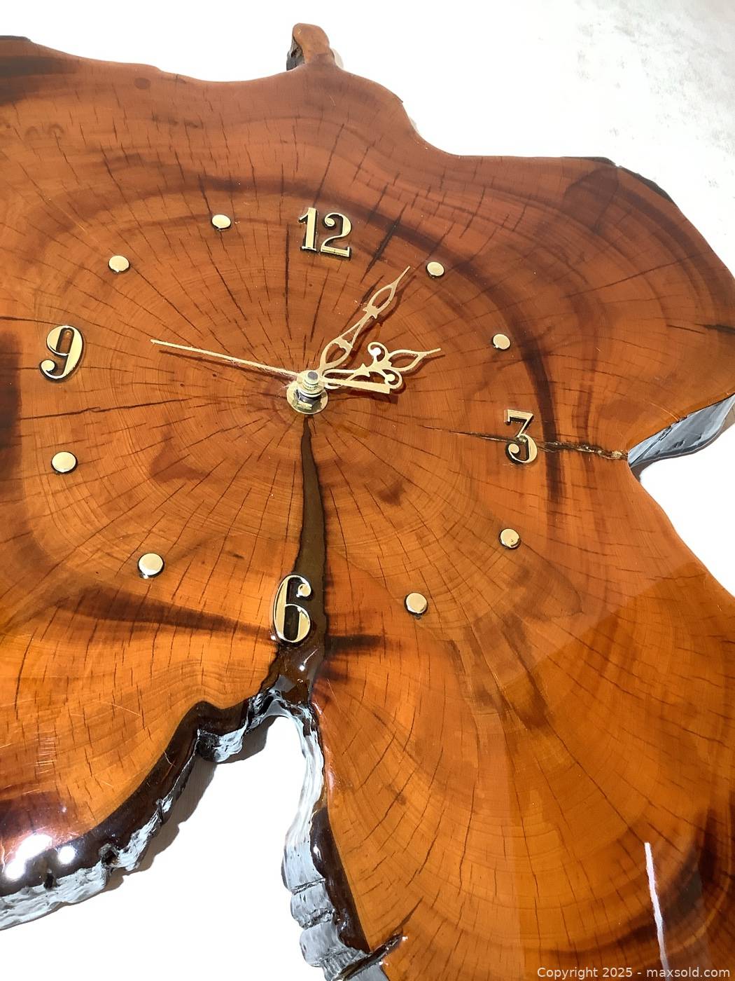 Live edge wood slab wall clock 16x19 in | Maxsold