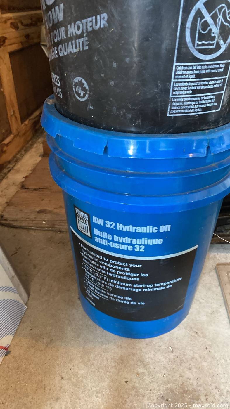 Petro-Canada Duron engine oil & AW32 hydraulic oil pails | Maxsold