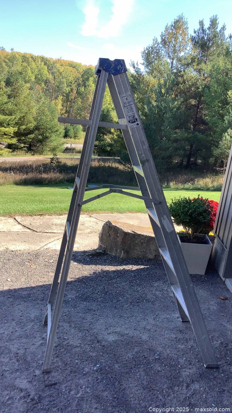 Re Ladder Pair aluminum 6-ft step ladders | Maxsold
