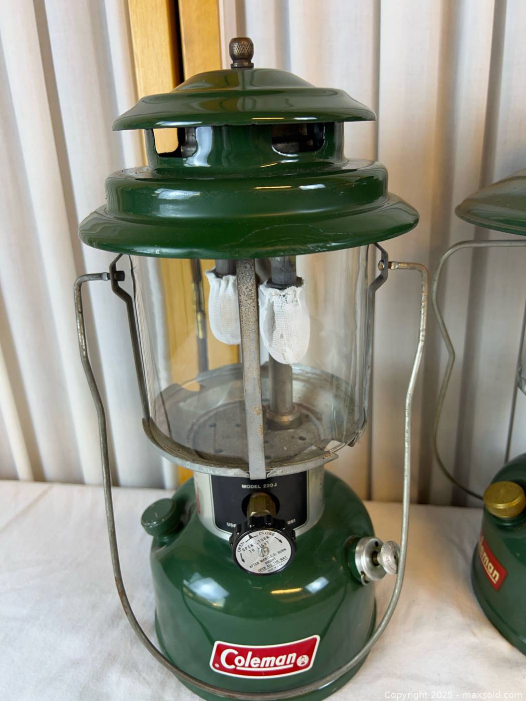 Coleman dual-mantle liquid-fuel camping lanterns | Maxsold