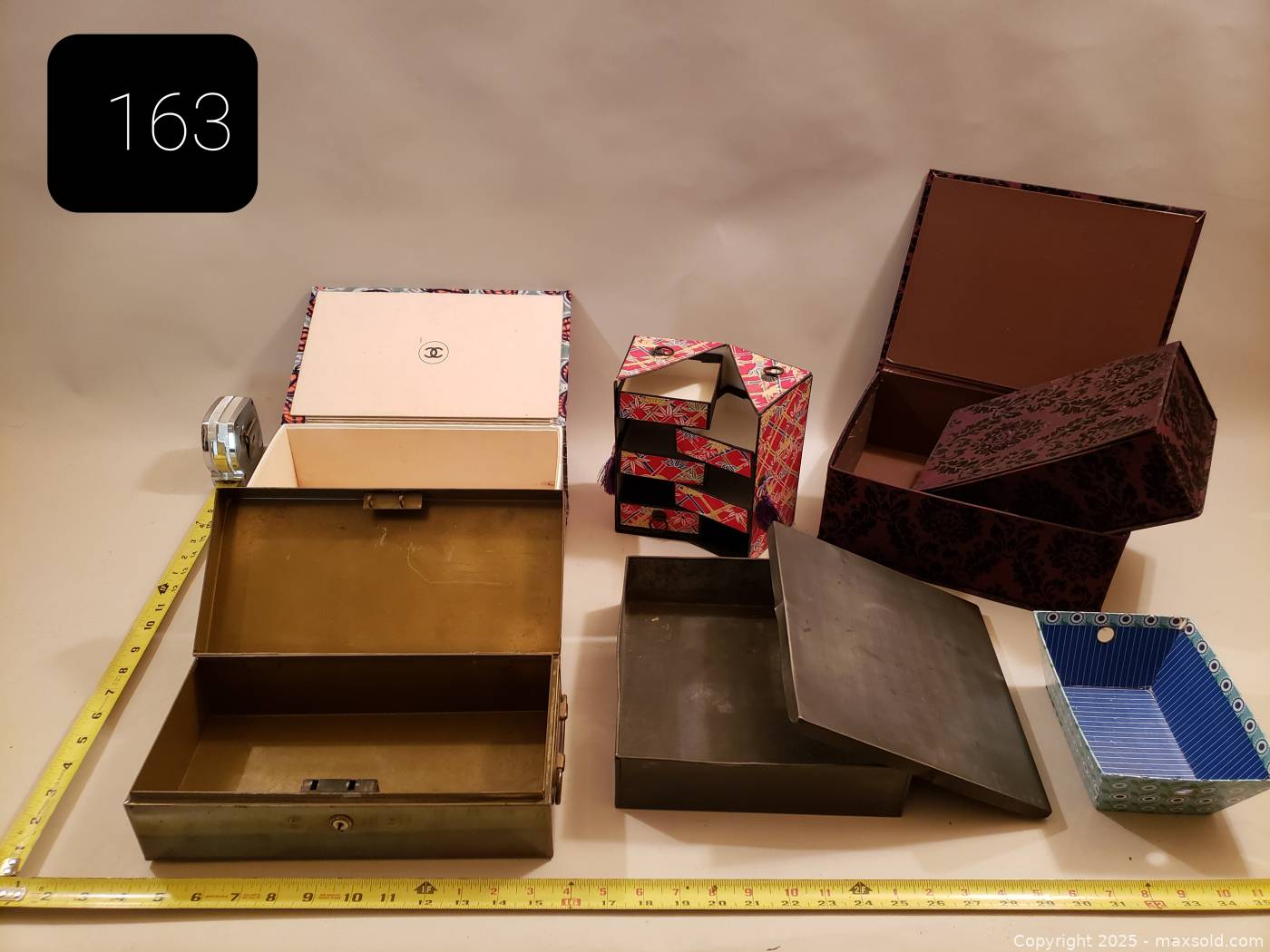 Assorted storage boxes | Maxsold