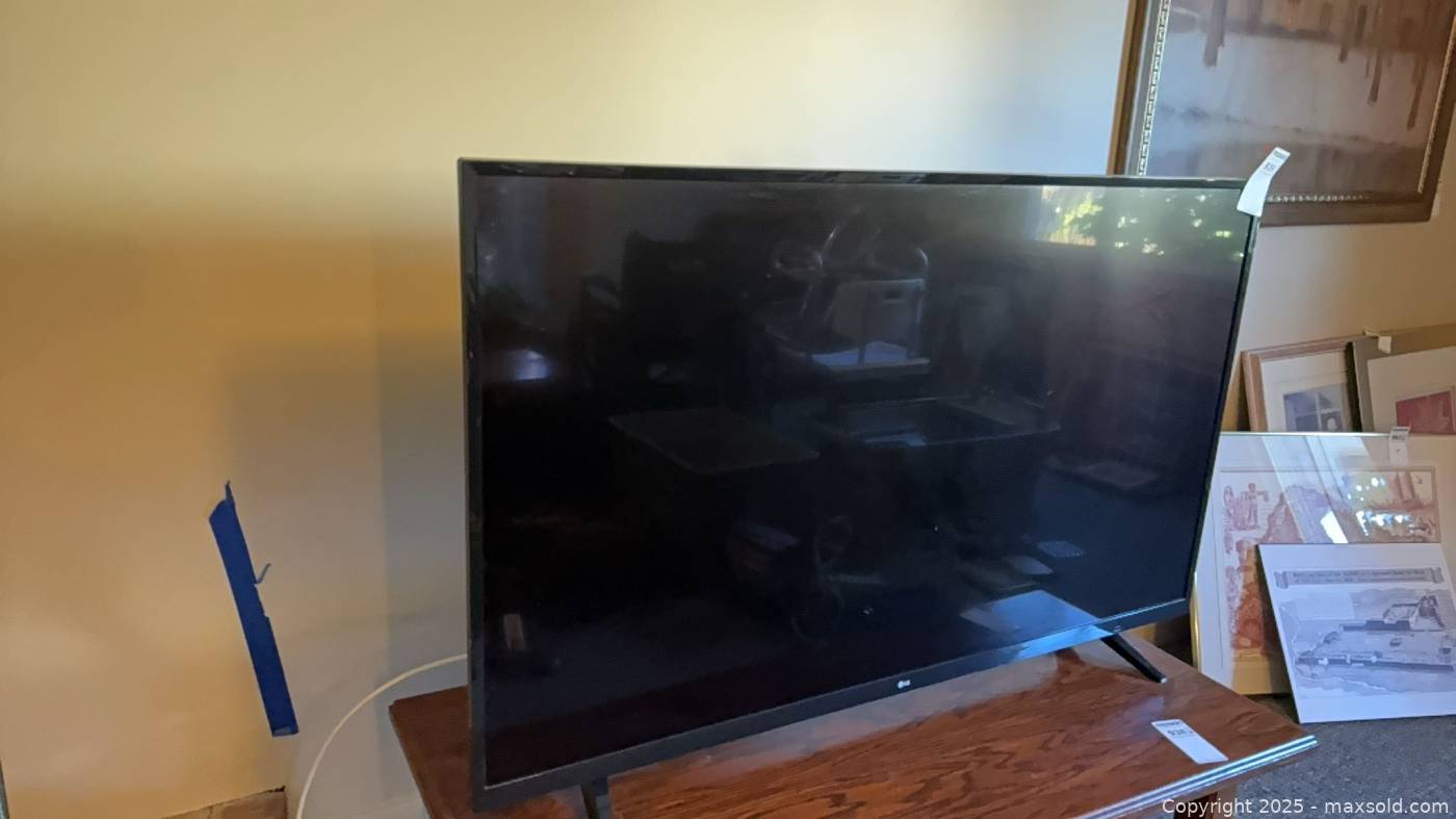 LG 55UJ6200 56-inch LED TV | Maxsold