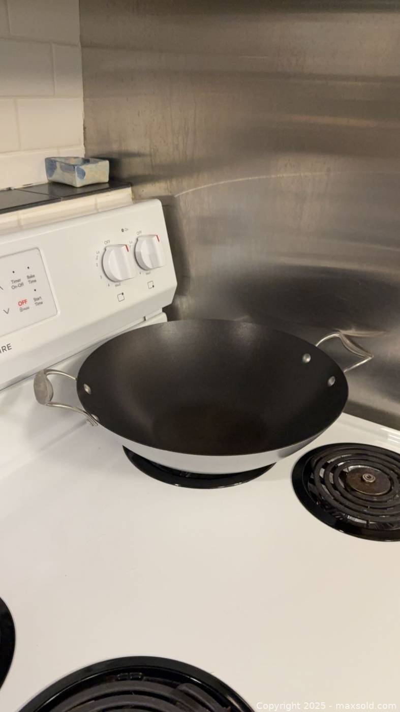14" Wok Pan with Stainless Loop Handles | Maxsold