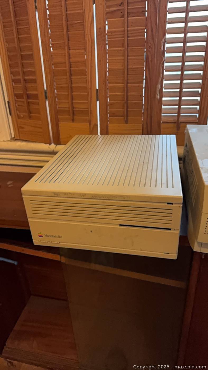 Apple Macintosh IIsi & PowerPC desktop computers | Maxsold