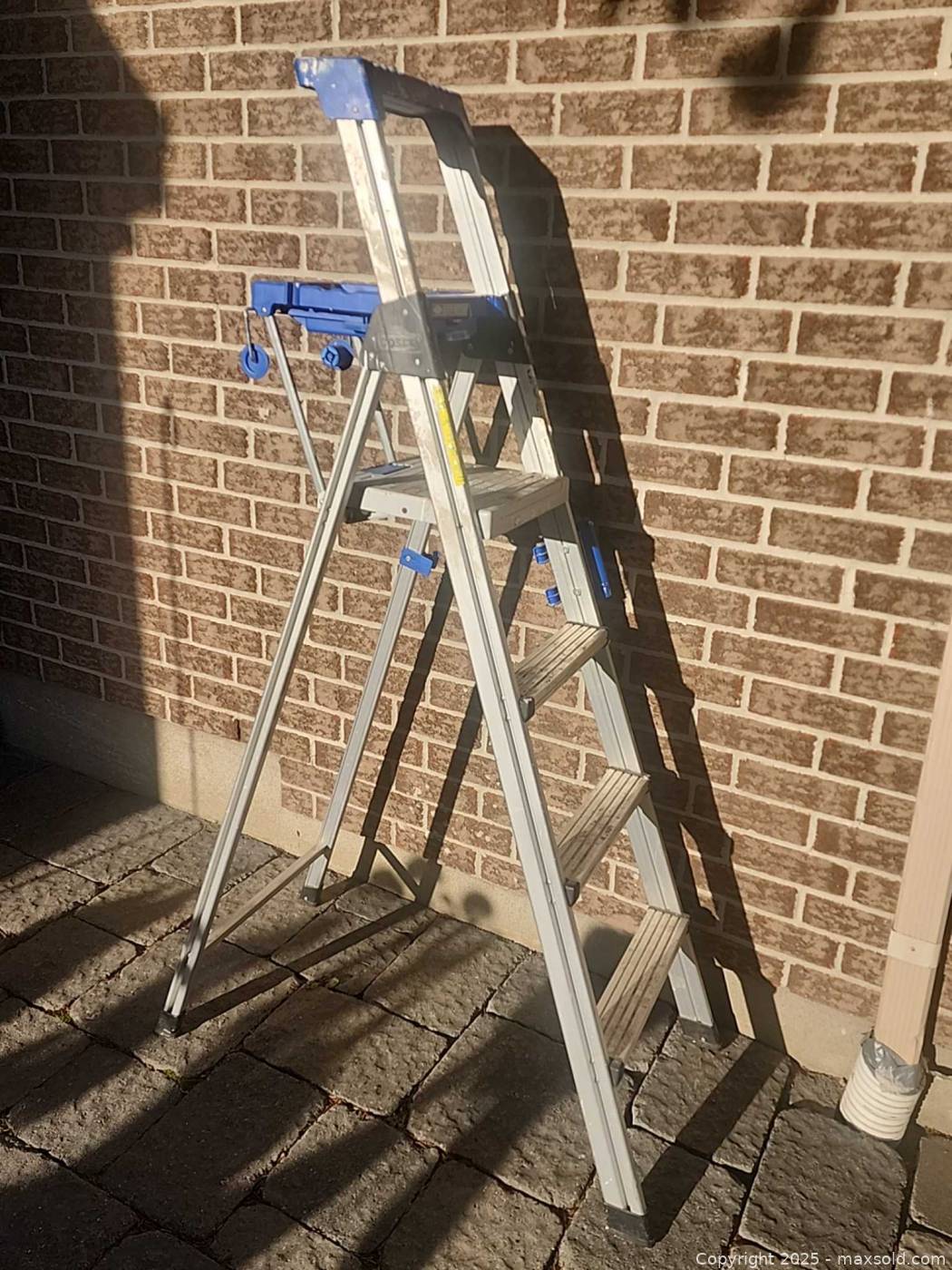 5-foot aluminum step ladder | Maxsold
