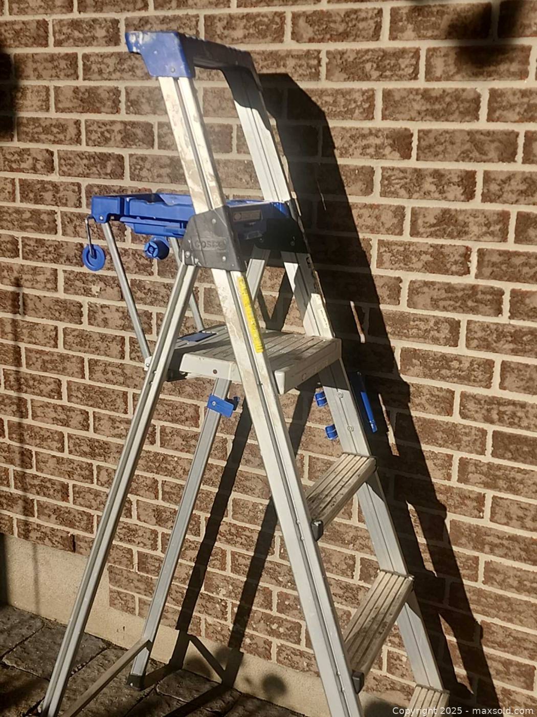 5-foot aluminum step ladder | Maxsold