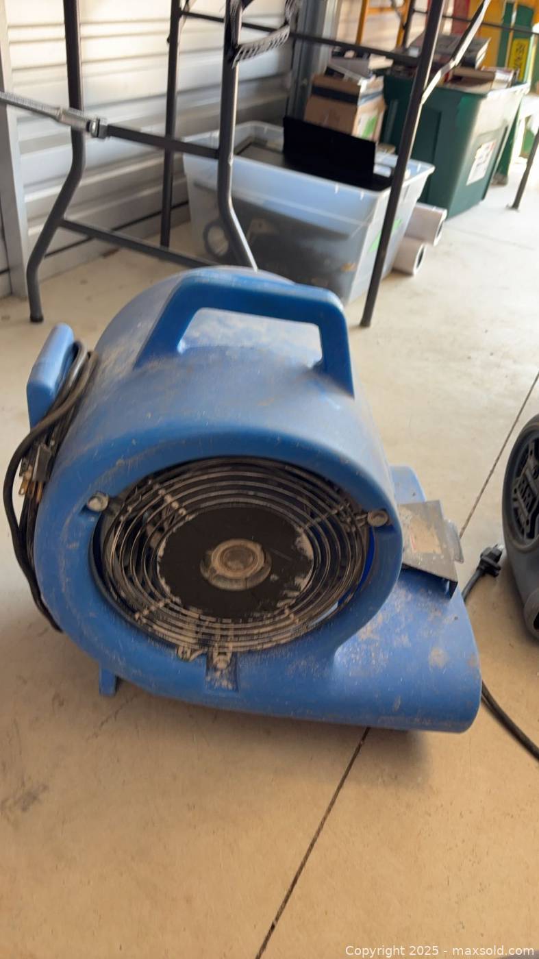 Two contractor floor drying fans | Maxsold