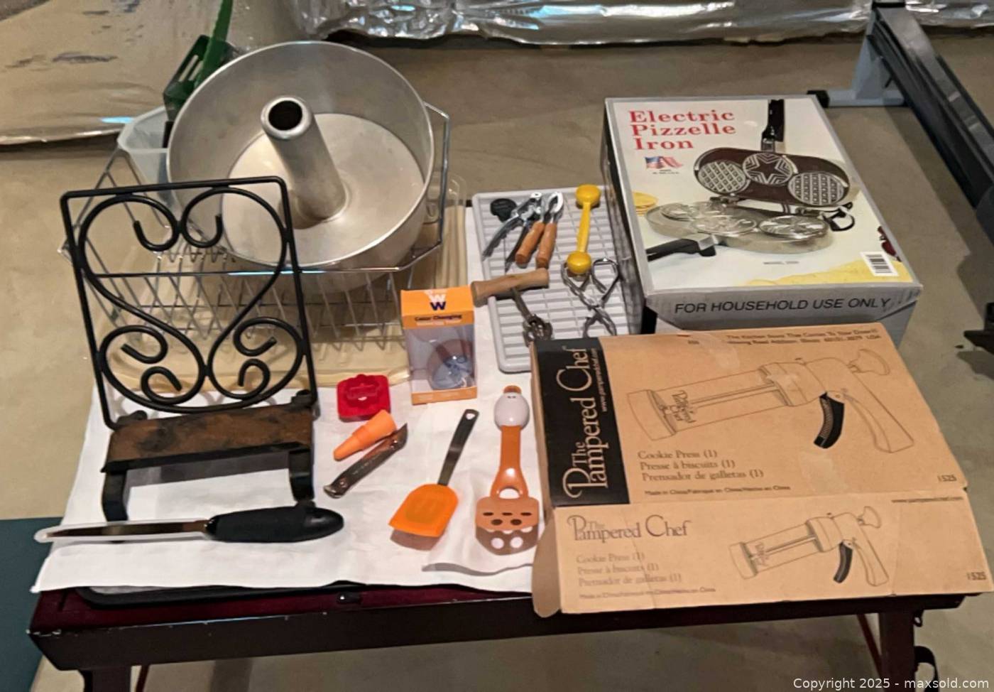 Mixed kitchen baking and cooking tools lot | Maxsold