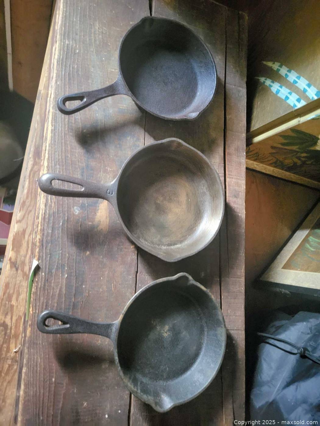 Three small vintage cast-iron skillets | Maxsold