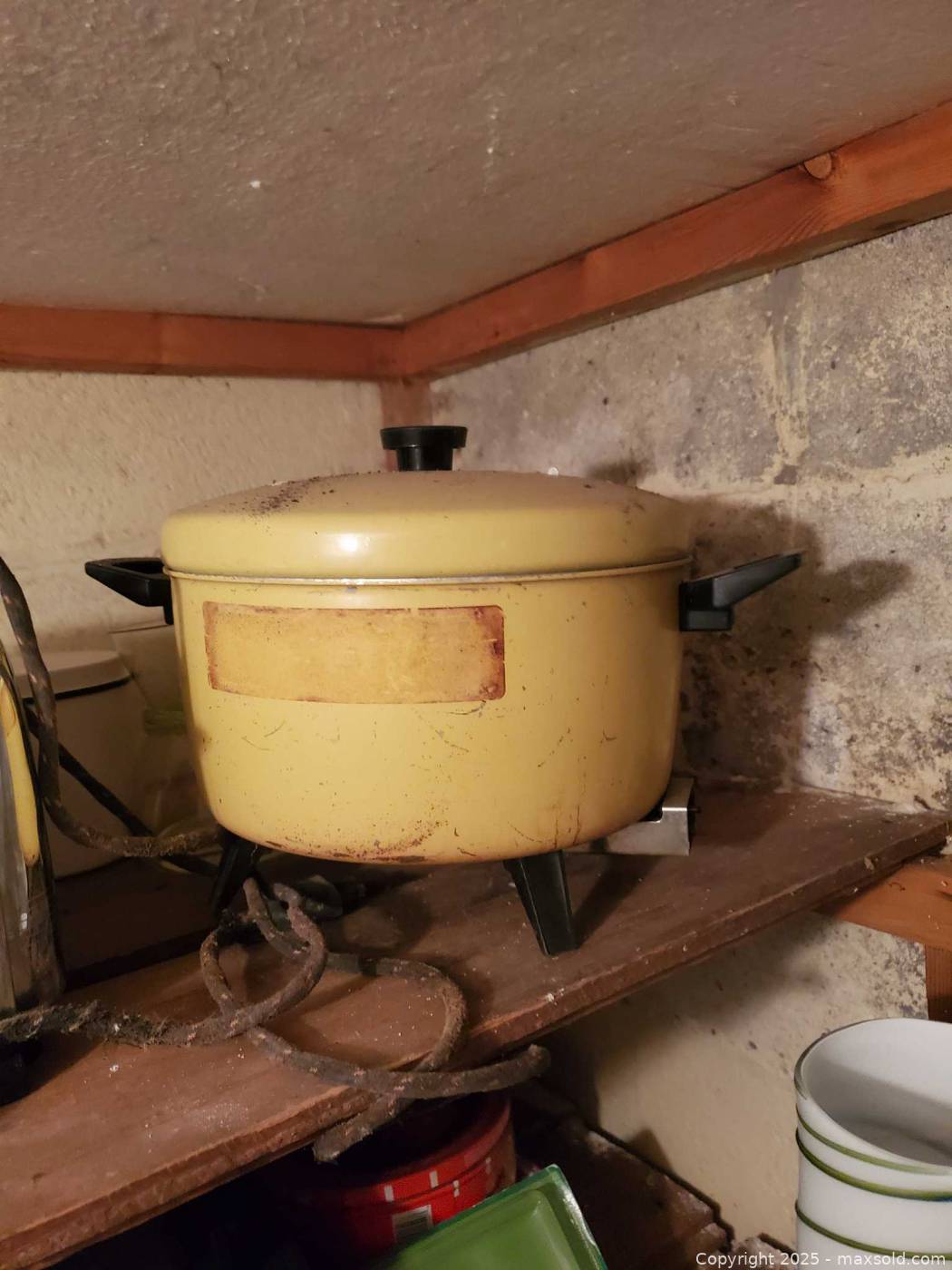 Vintage kitchen appliances and cookware | Maxsold