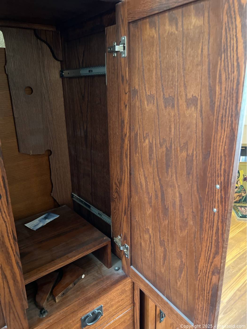 Mission style oak hutch entertainment armoire | Maxsold