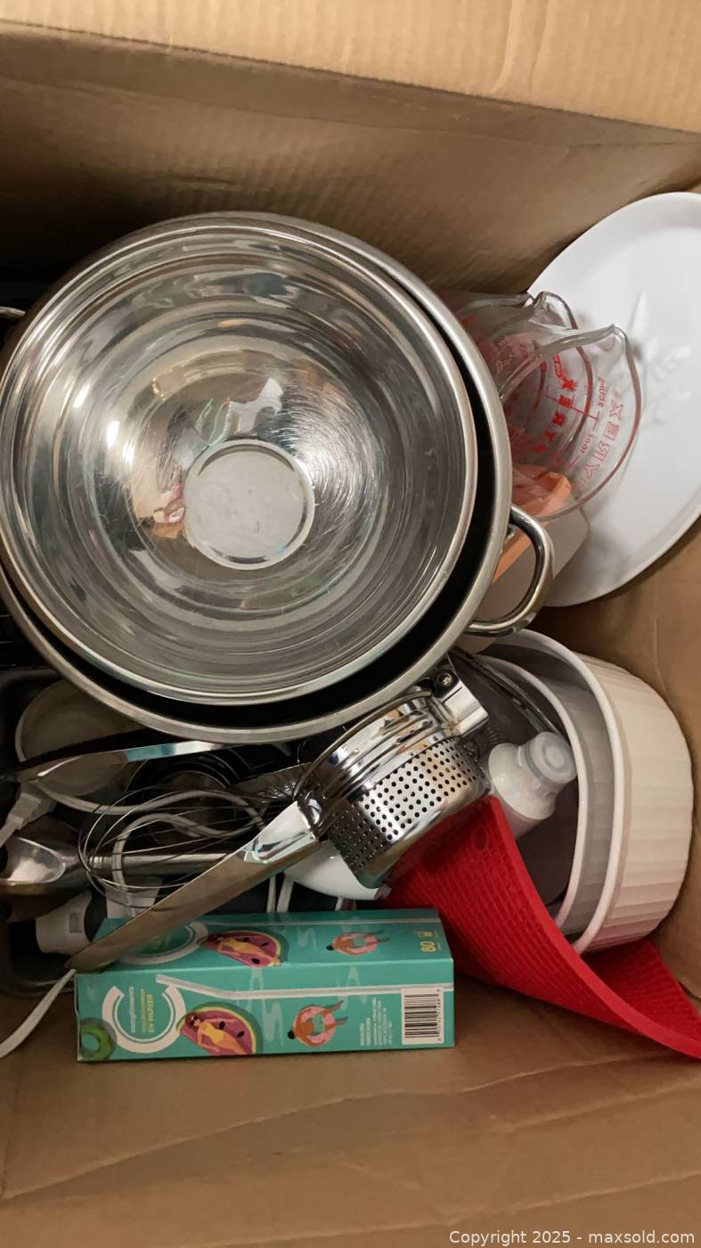 Mixed kitchenware and 40+ flatware pieces | Maxsold