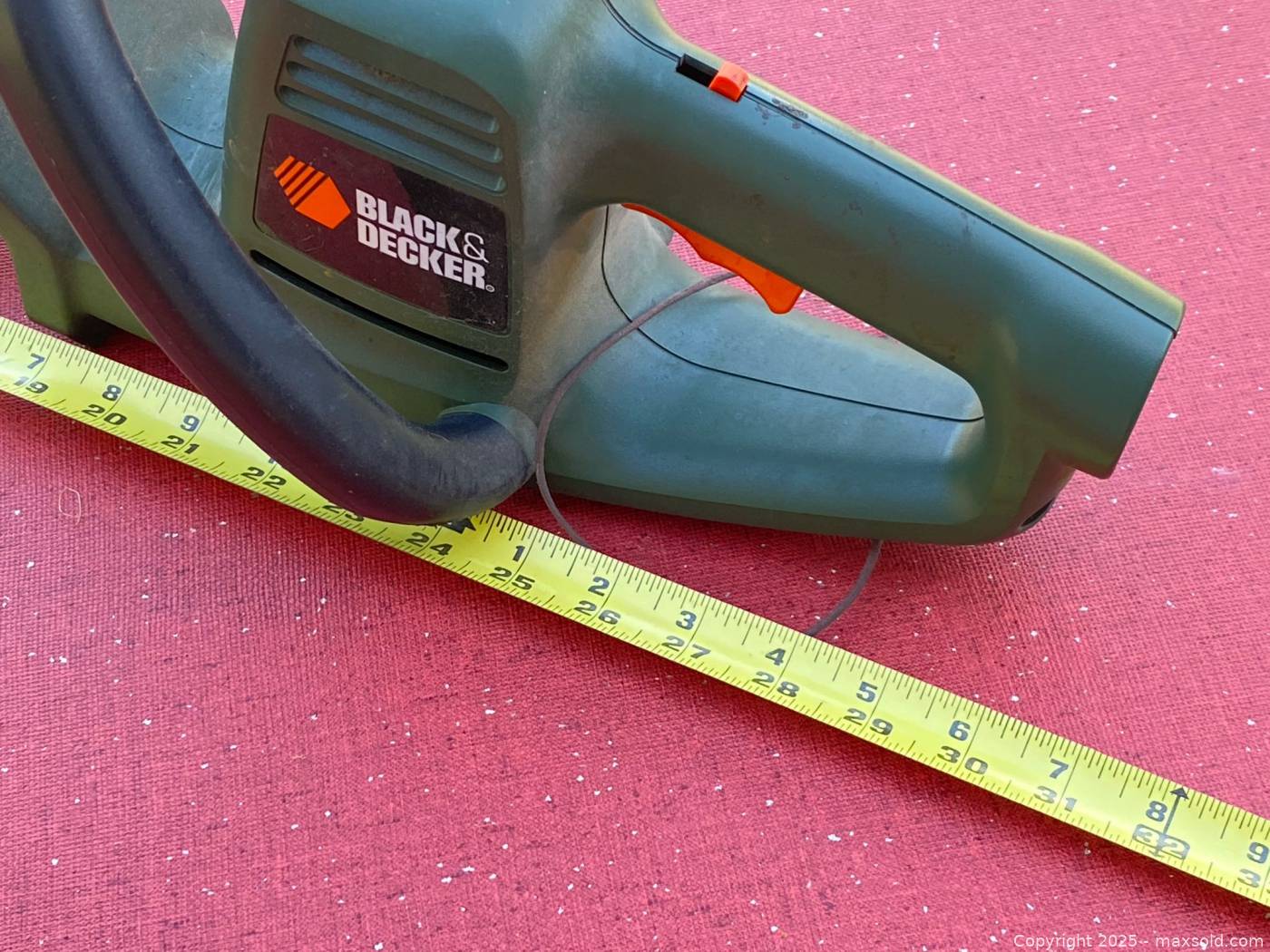 Black & Decker corded hedge trimmer | Maxsold