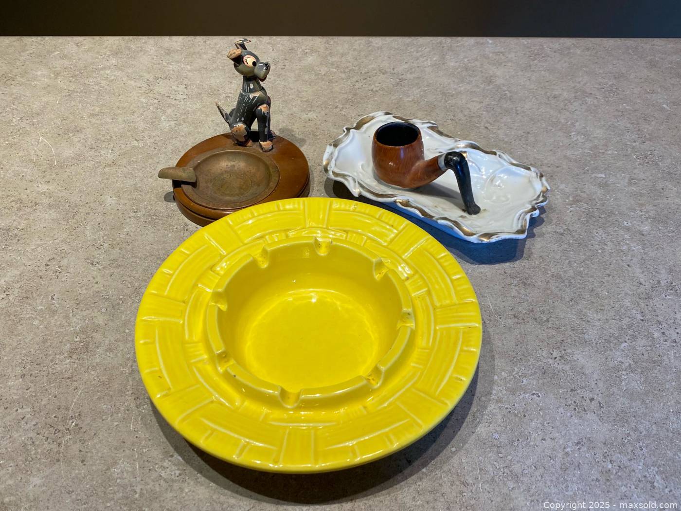 Collection of vintage ashtrays | Maxsold