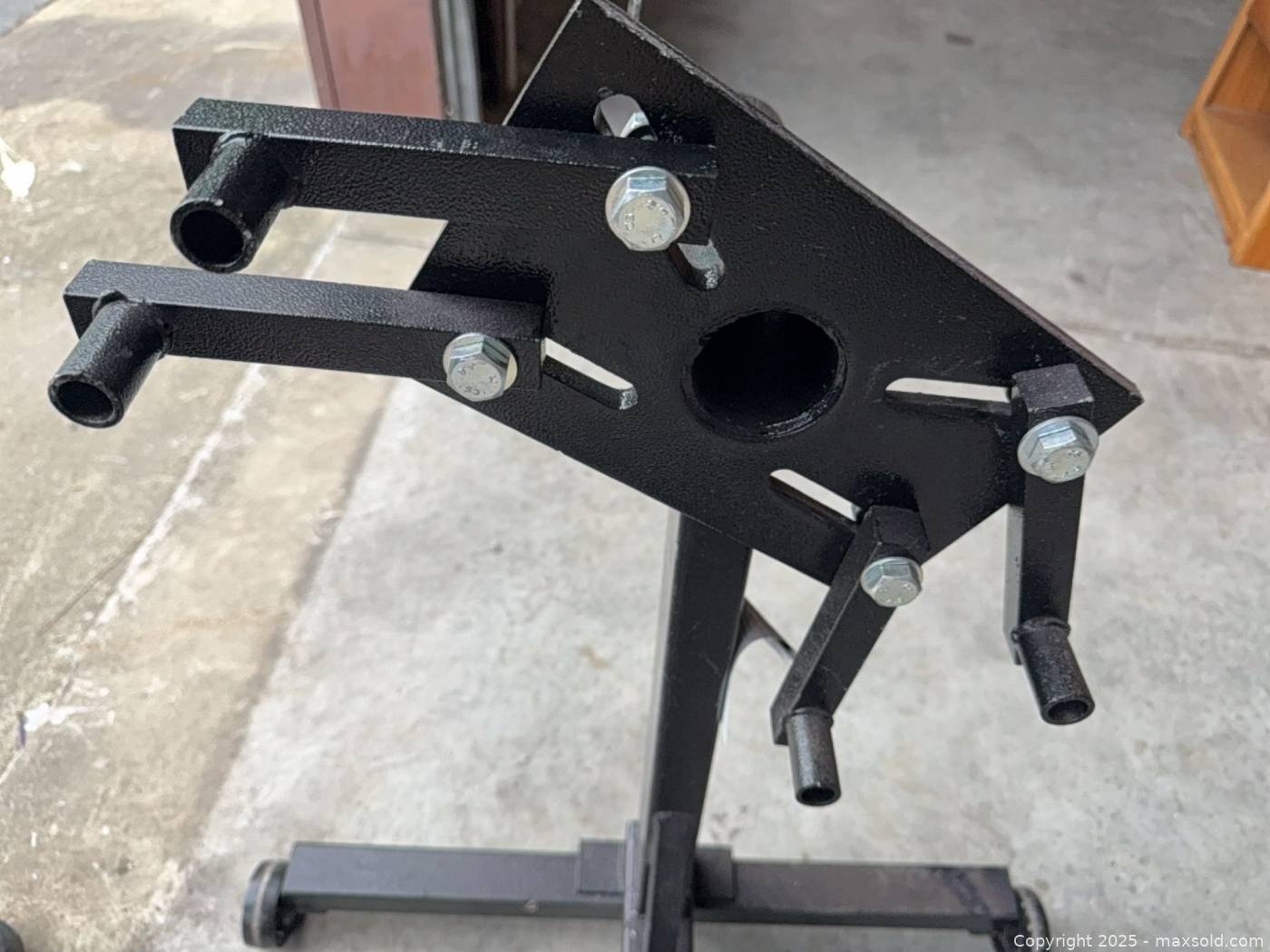 Automotive engine stand with rotating 4-arm head | Maxsold