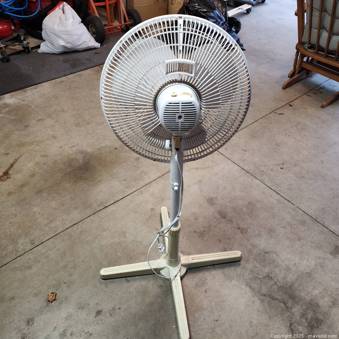 Holmes 3-Speed Pedestal Fan | Maxsold