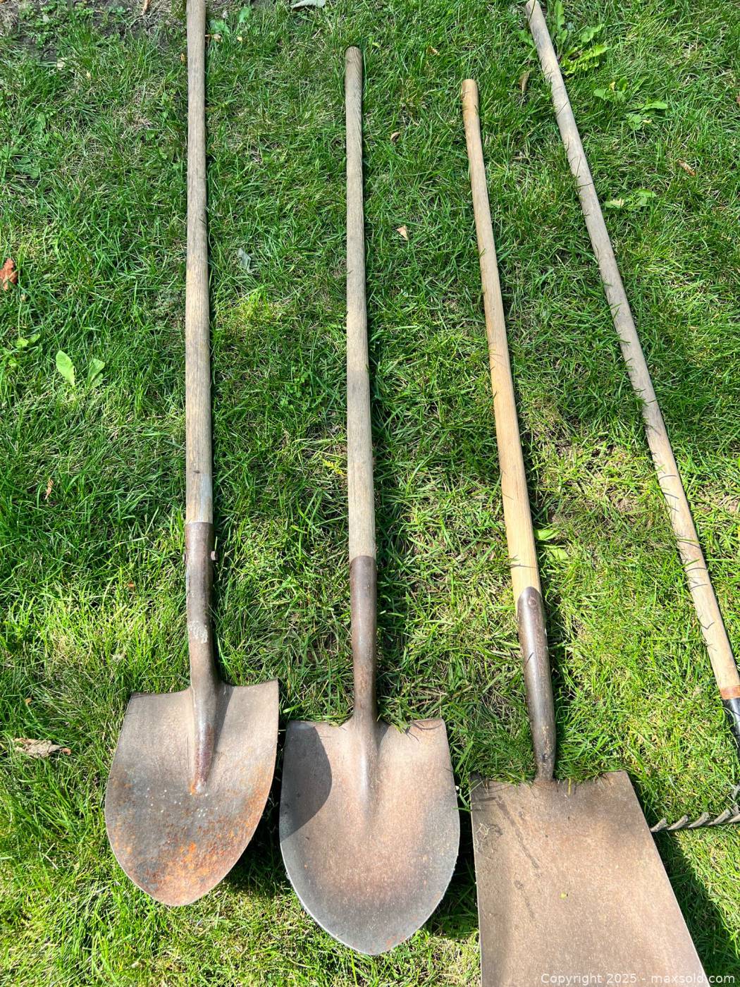 2 digging shovels, 2 garden spades, garden rake | Maxsold