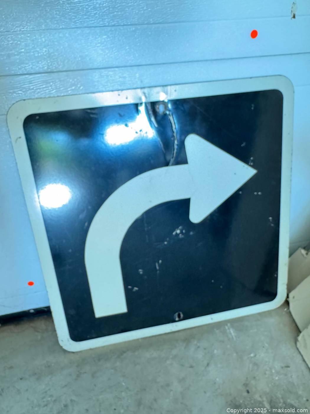 Right-turn arrow traffic sign 24