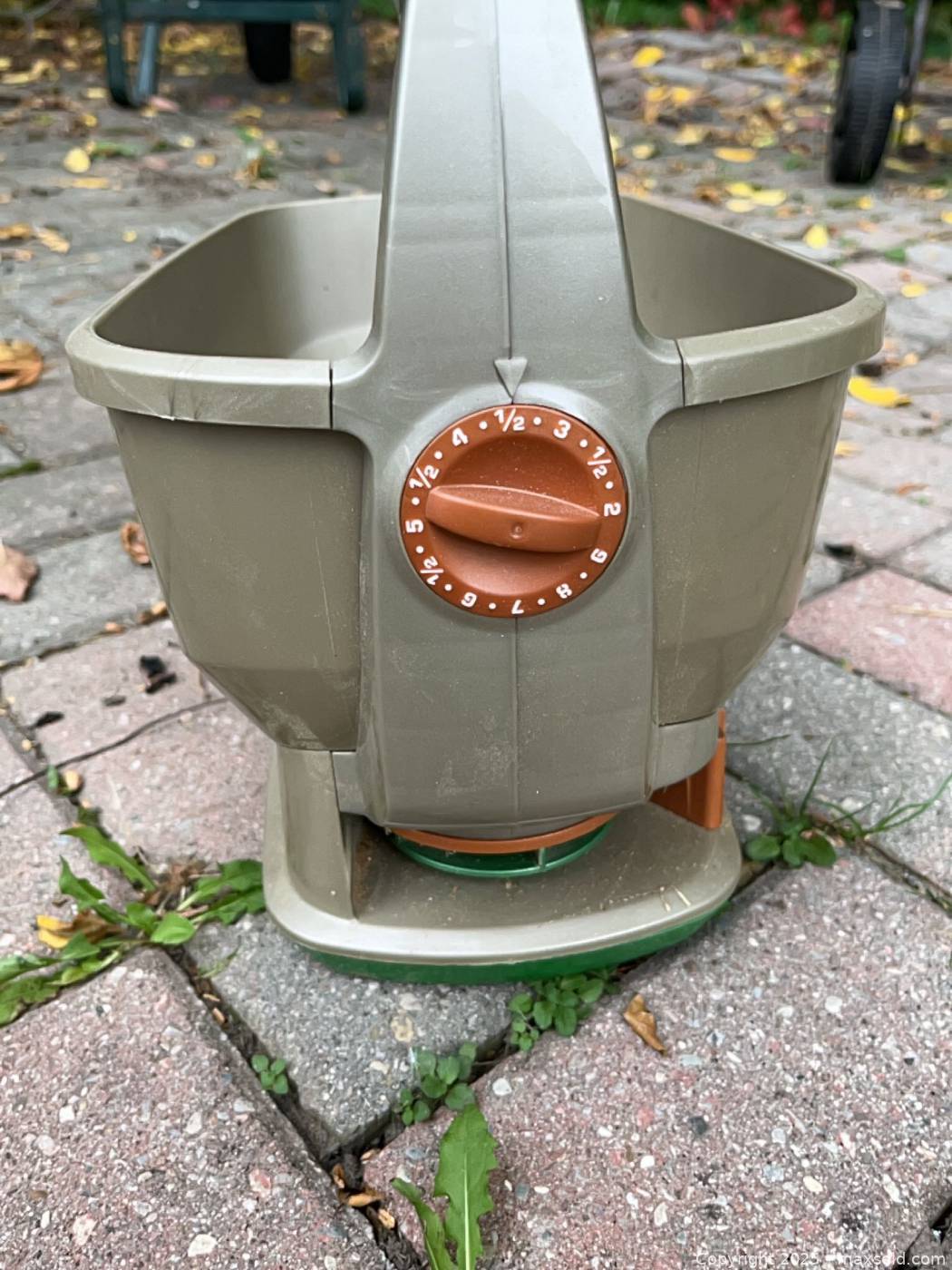 Scotts Wizz motorized handheld spreader | Maxsold