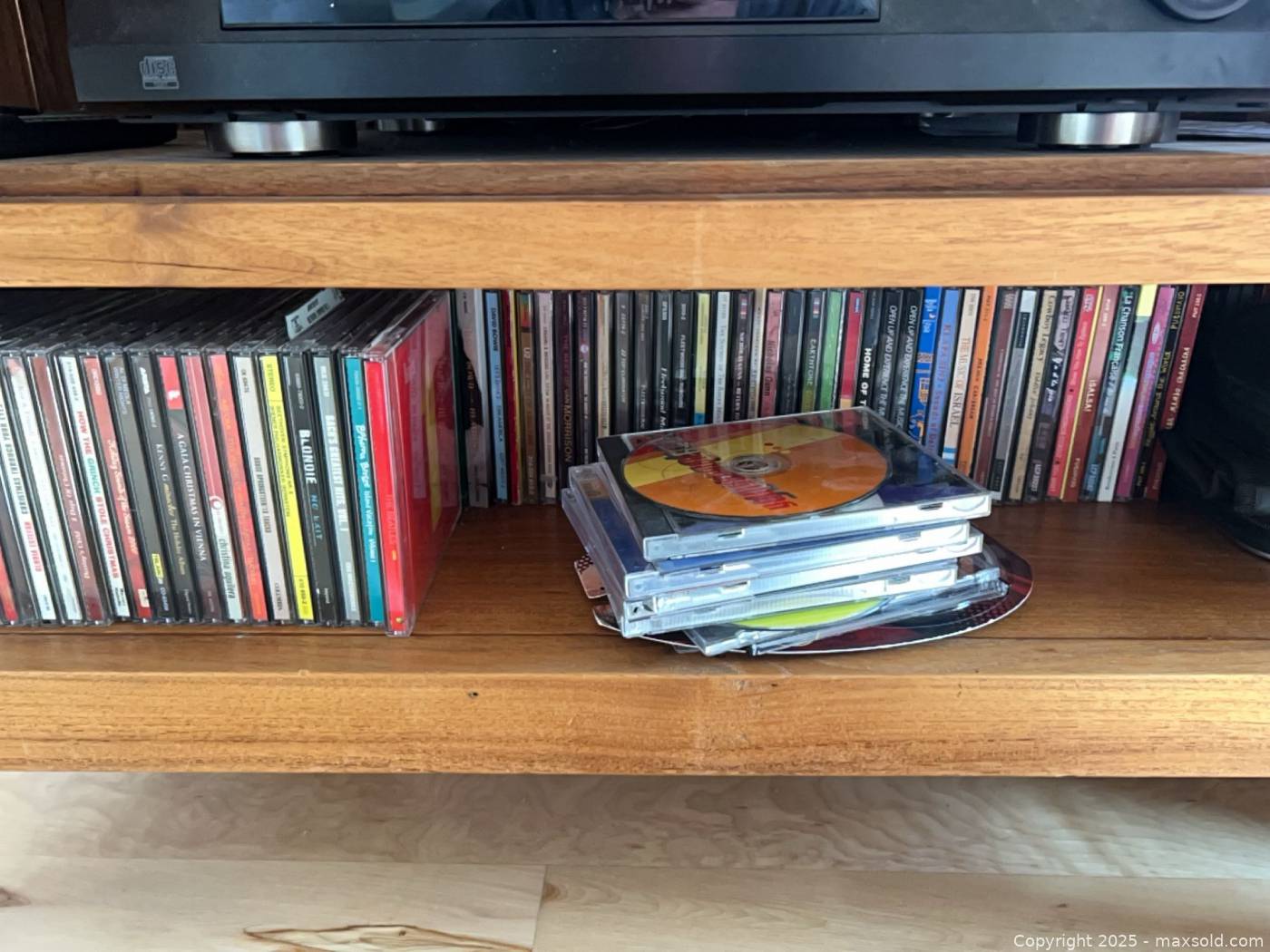 Yamaha stereo receiver and 110-disc CD changer with CDs | Maxsold