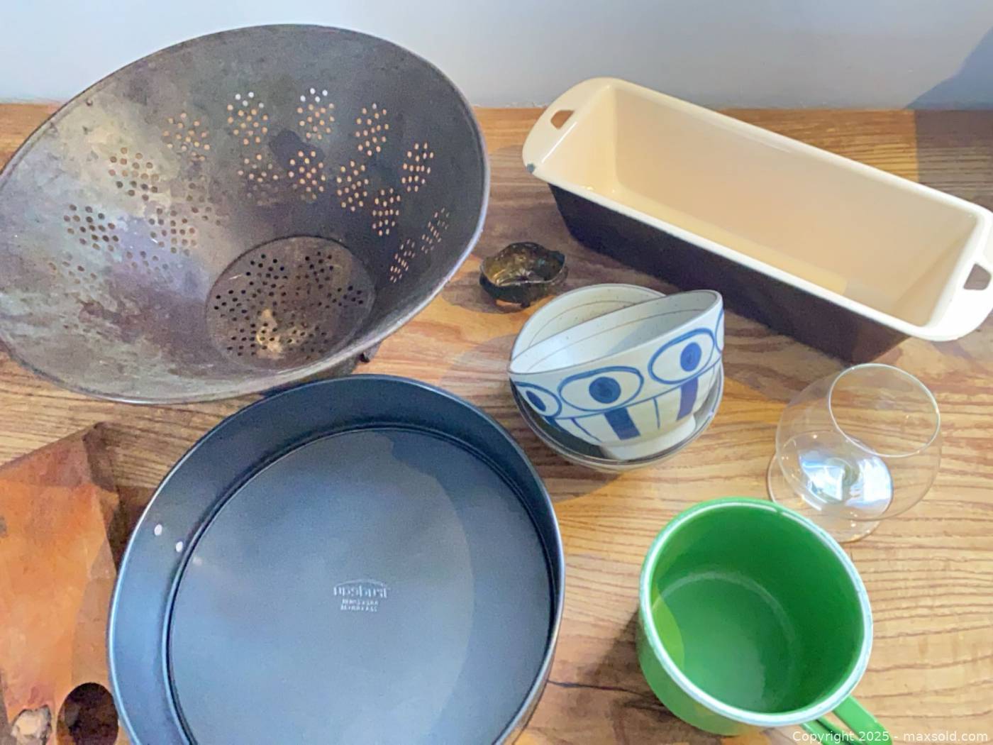 12-piece kitchenware lot: colander, pans, bowls, mug, glass, wine ...