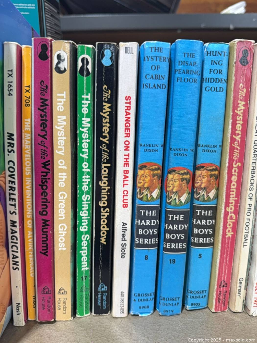 Shelf of children's books incl. Hardy Boys | Maxsold