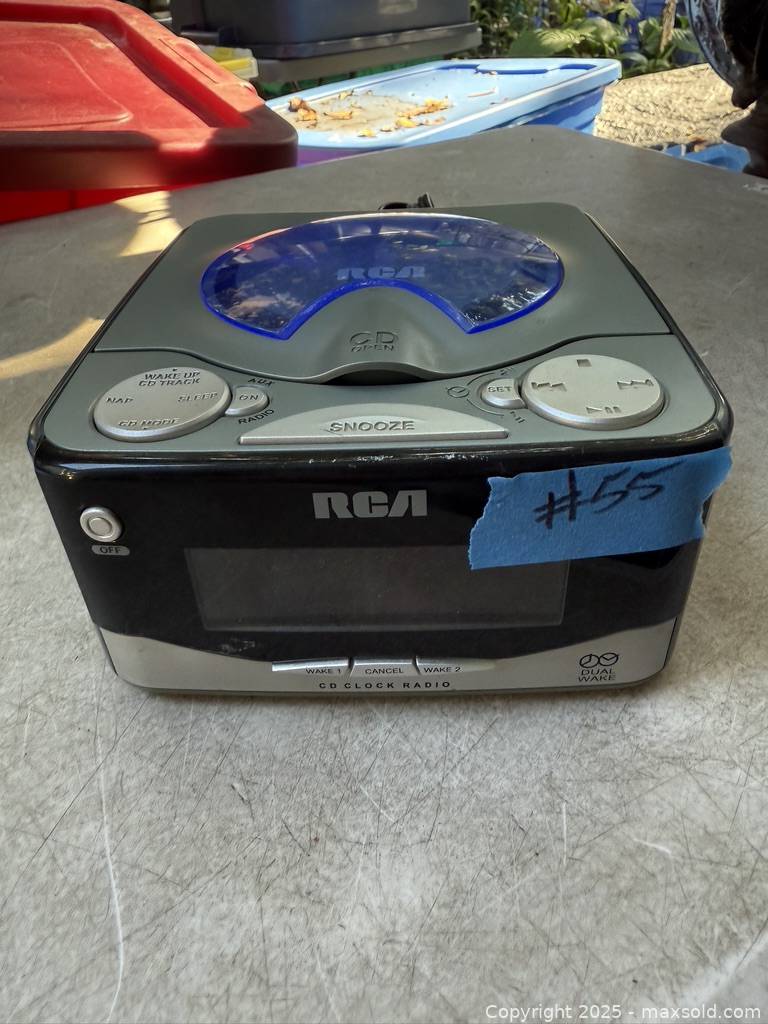 RCA AM/FM CD clock radio | Maxsold