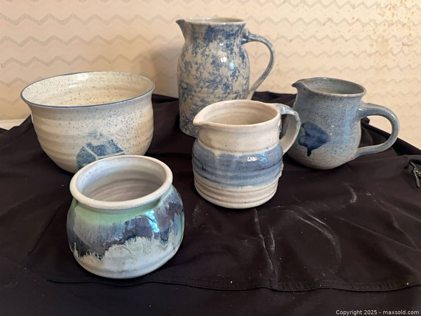 Five blue-glazed studio pottery pieces | Maxsold