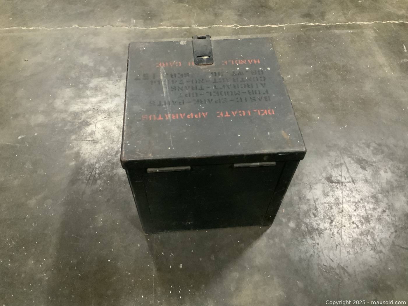 Heavy duty military steel storage box | Maxsold
