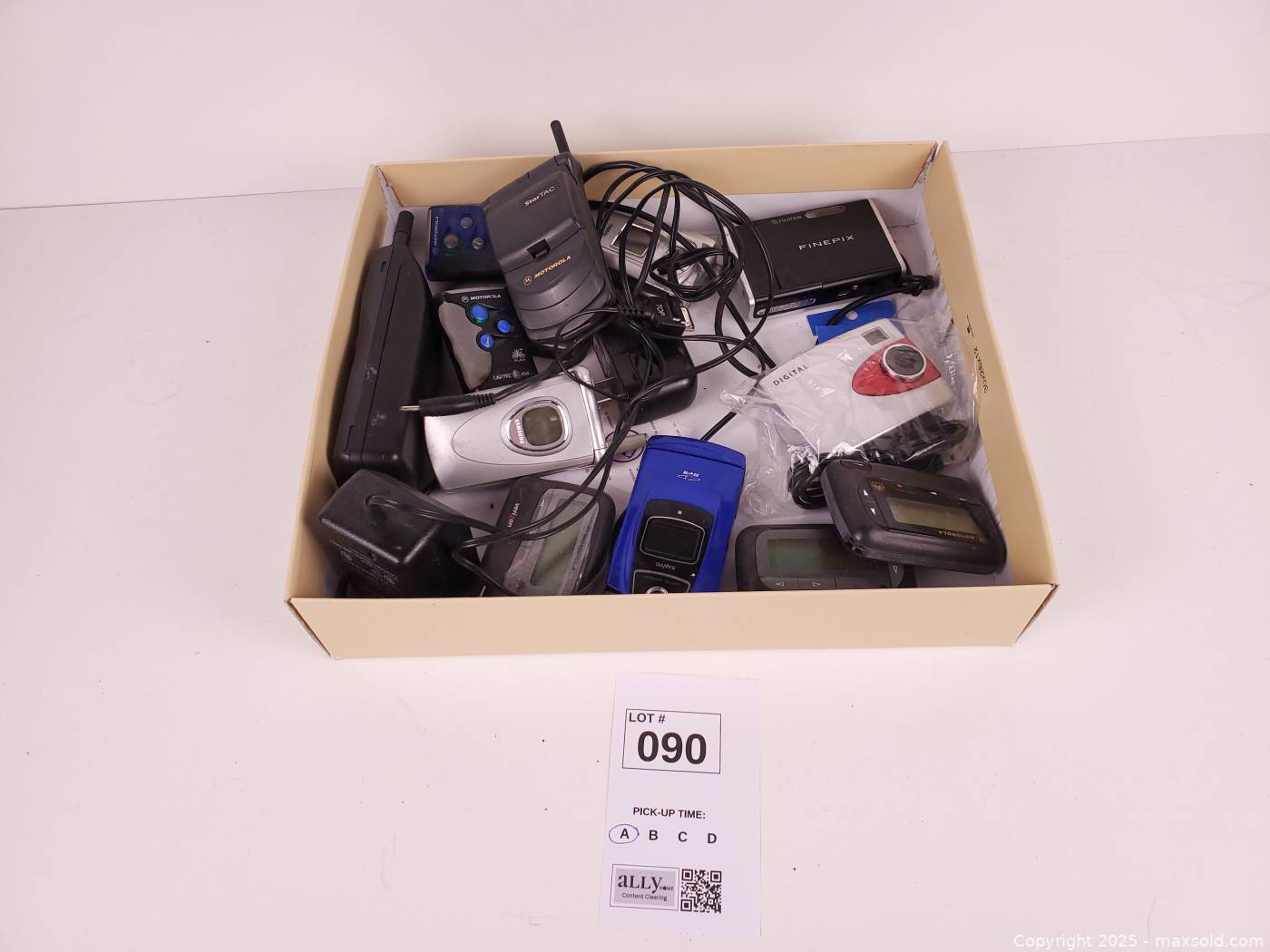 Assorted vintage cellphones, pagers and digital cameras | Maxsold