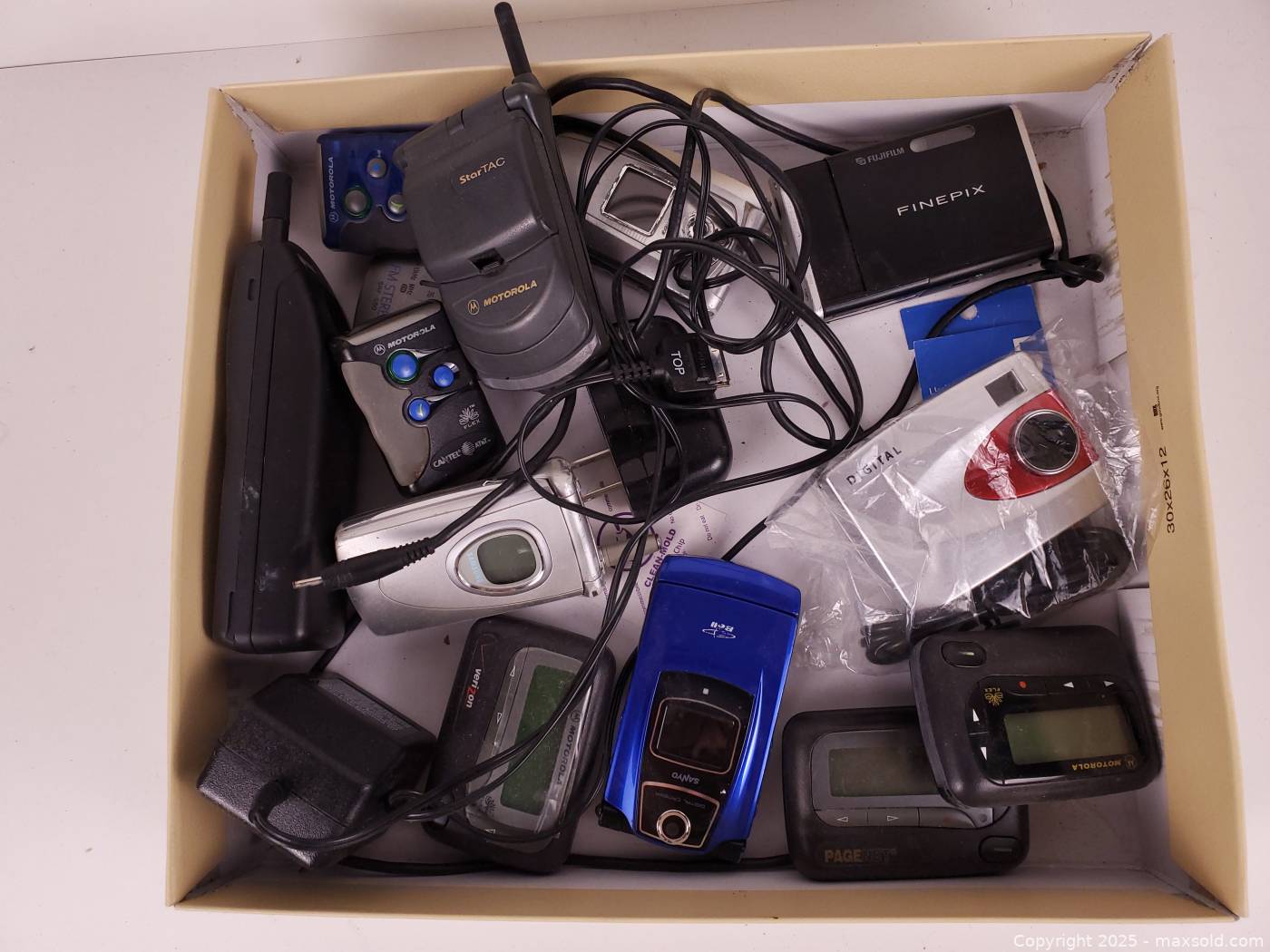 Assorted vintage cellphones, pagers and digital cameras | Maxsold