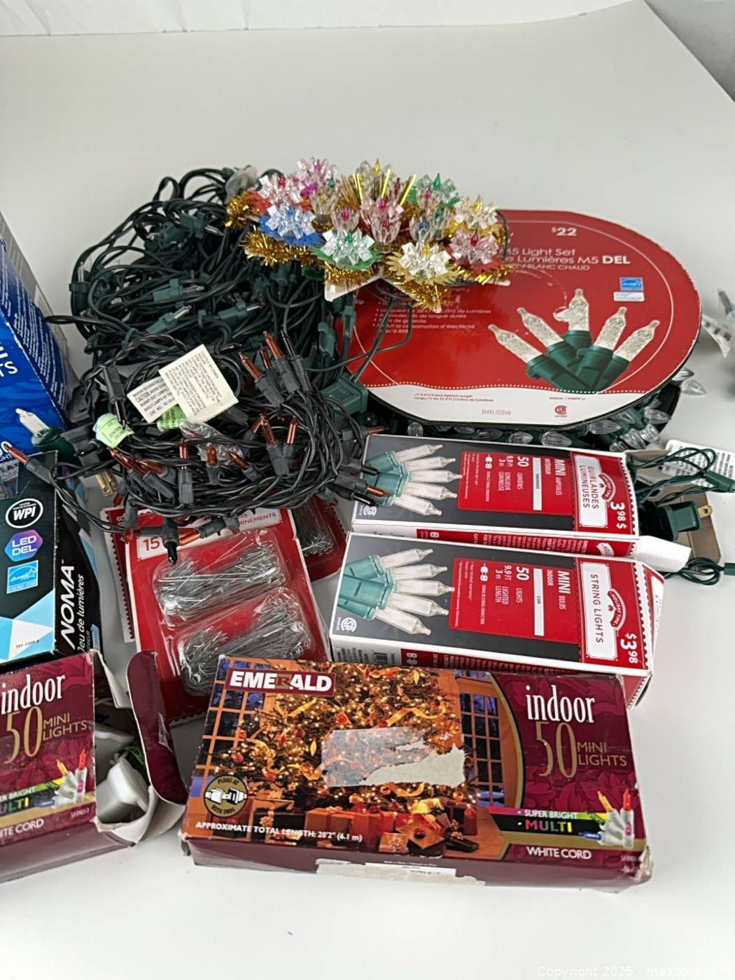 Assorted Christmas string lights, clips, star topper | Maxsold